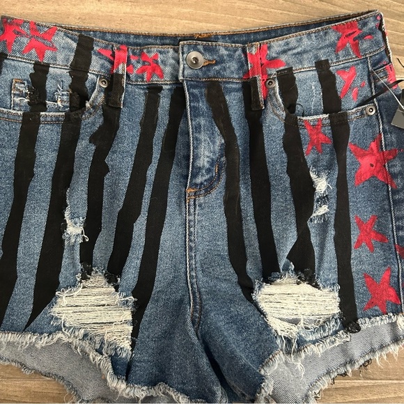 Hot Topic Birds of Prey Jean Shorts - Picture 5 of 5